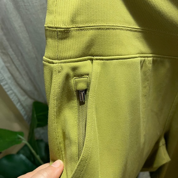Athleta Jogger Pants Med. 8-10 - Picture 3 of 4